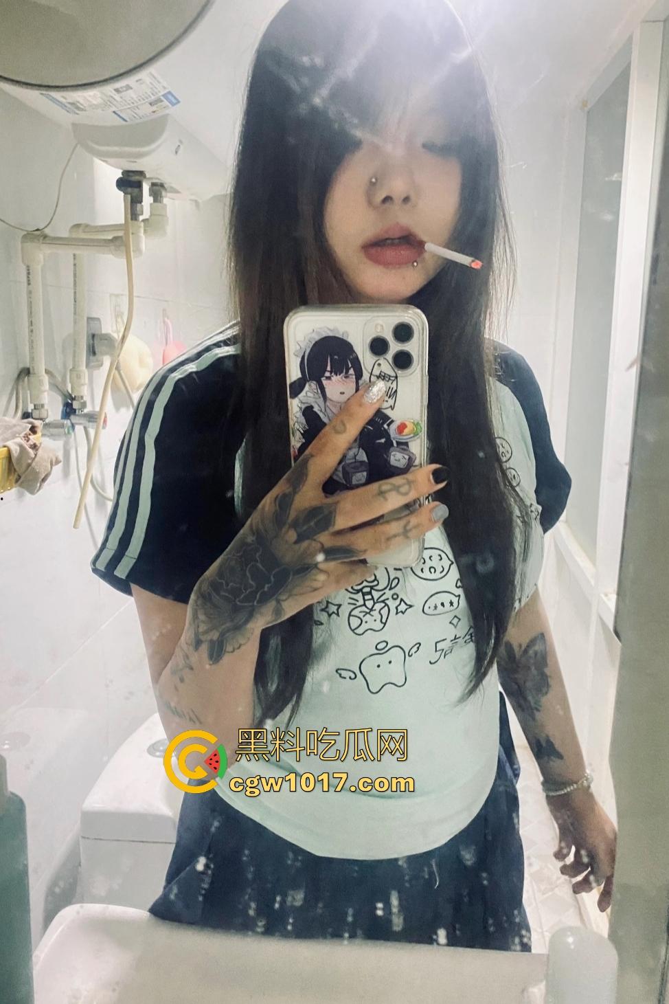 精神小伙睡兄弟对象抓奸现场挨打！偷情女友竟还用剪刀威胁男友，兄弟们气不过直接打小三嘴角出血！  第5张