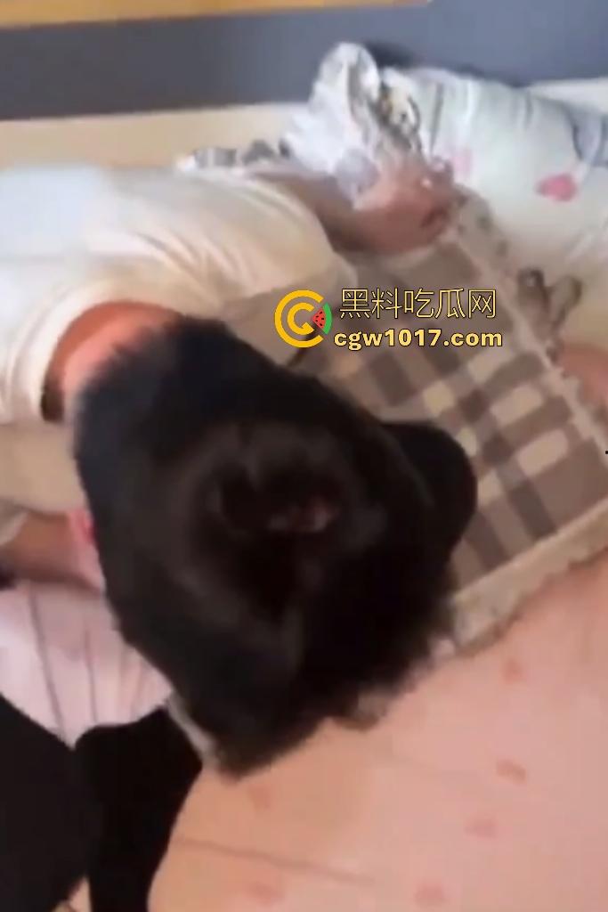 精神小伙睡兄弟对象抓奸现场挨打！偷情女友竟还用剪刀威胁男友，兄弟们气不过直接打小三嘴角出血！  第8张