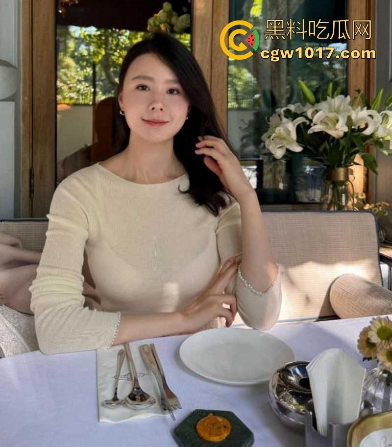 跟嫂子的刺激性爱！嫂子边跟网聊网友聊天边被操，强忍着大鸡巴的捅入，激动的高潮喷了两次，网友也听到撸射！  第1张