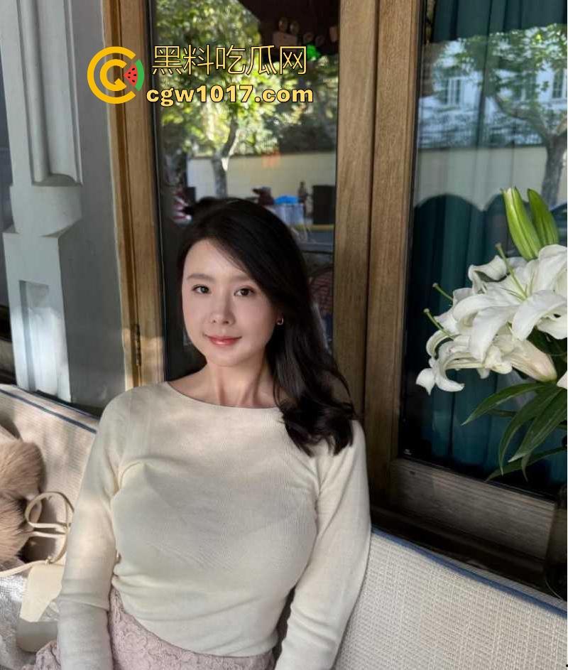 跟嫂子的刺激性爱！嫂子边跟网聊网友聊天边被操，强忍着大鸡巴的捅入，激动的高潮喷了两次，网友也听到撸射！  第2张