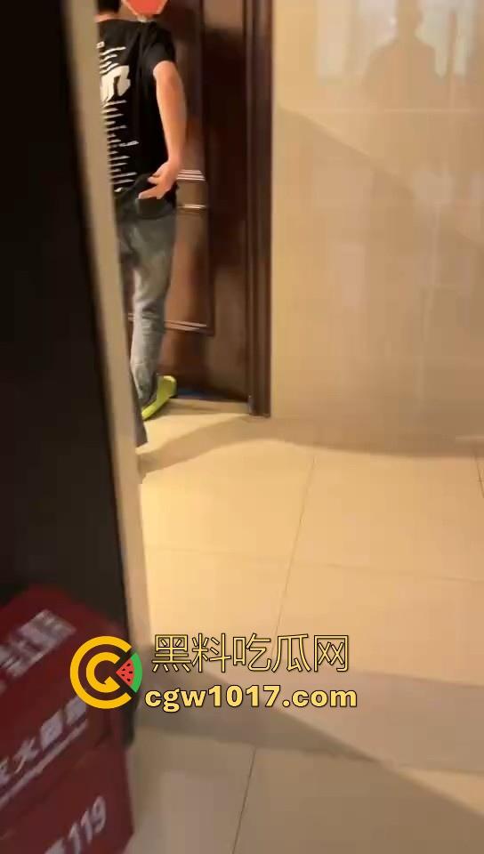 精神小伙上门捉奸！正准备脱裤子开操就遭正牌男友当场捉个正着，拳打脚踢还用菜刀架脖子上！逼没操到被打了一顿！  第1张