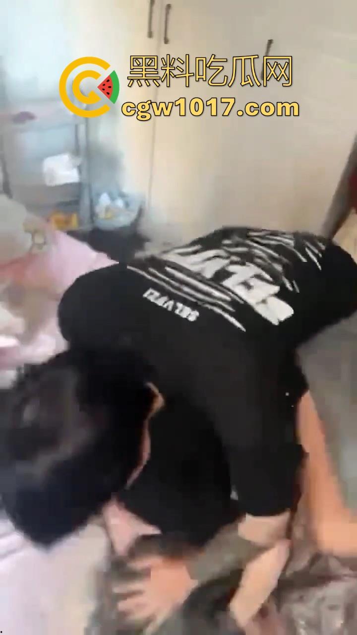 精神小伙上门捉奸！正准备脱裤子开操就遭正牌男友当场捉个正着，拳打脚踢还用菜刀架脖子上！逼没操到被打了一顿！  第2张