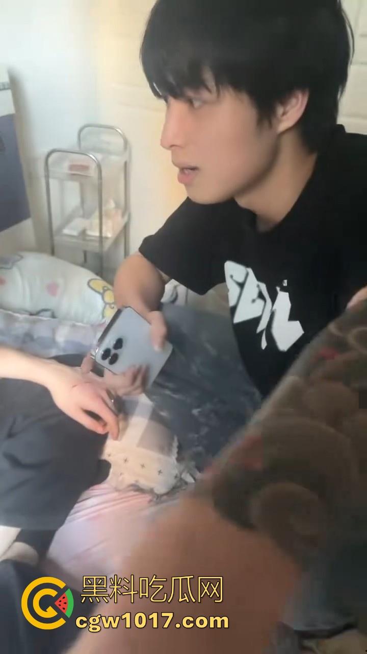 精神小伙上门捉奸！正准备脱裤子开操就遭正牌男友当场捉个正着，拳打脚踢还用菜刀架脖子上！逼没操到被打了一顿！  第7张