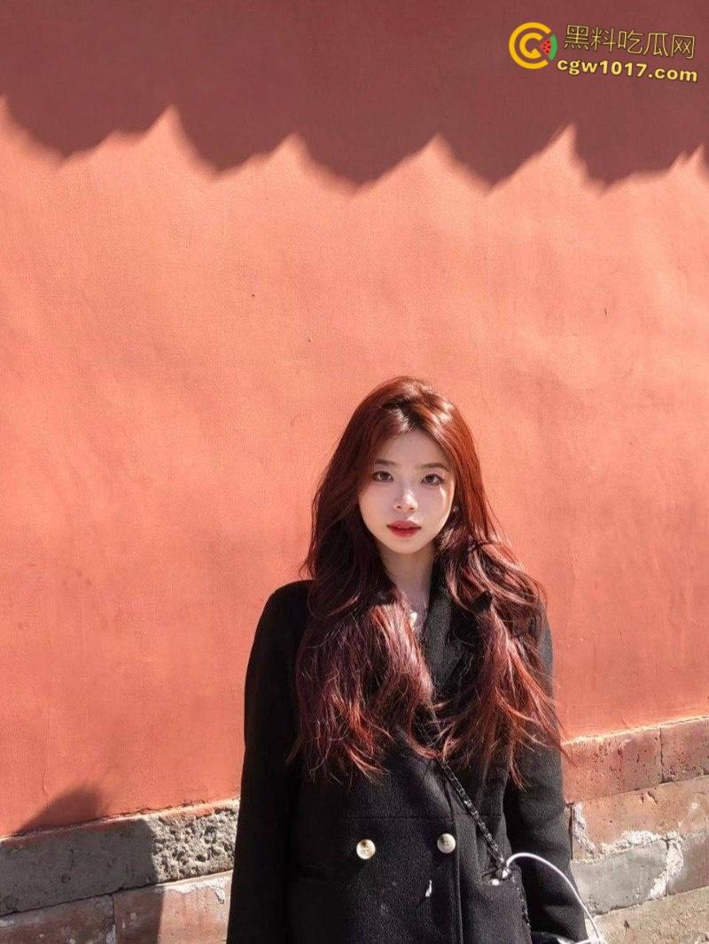 杭州高颜值美女【邓莹莹】，和男友租房日常做爱曝光，口交足交轮番榨精，狗链牵引女上骑乘，后入爆操淫叫连连！  第1张