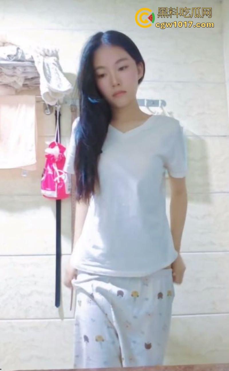 监督清纯女友洗澡！浴室蒸汽弥漫，粉嫩巨乳湿身沐浴，从青涩到大胆面对镜头裸漏，平静的诱惑着撸点爆炸！  第2张