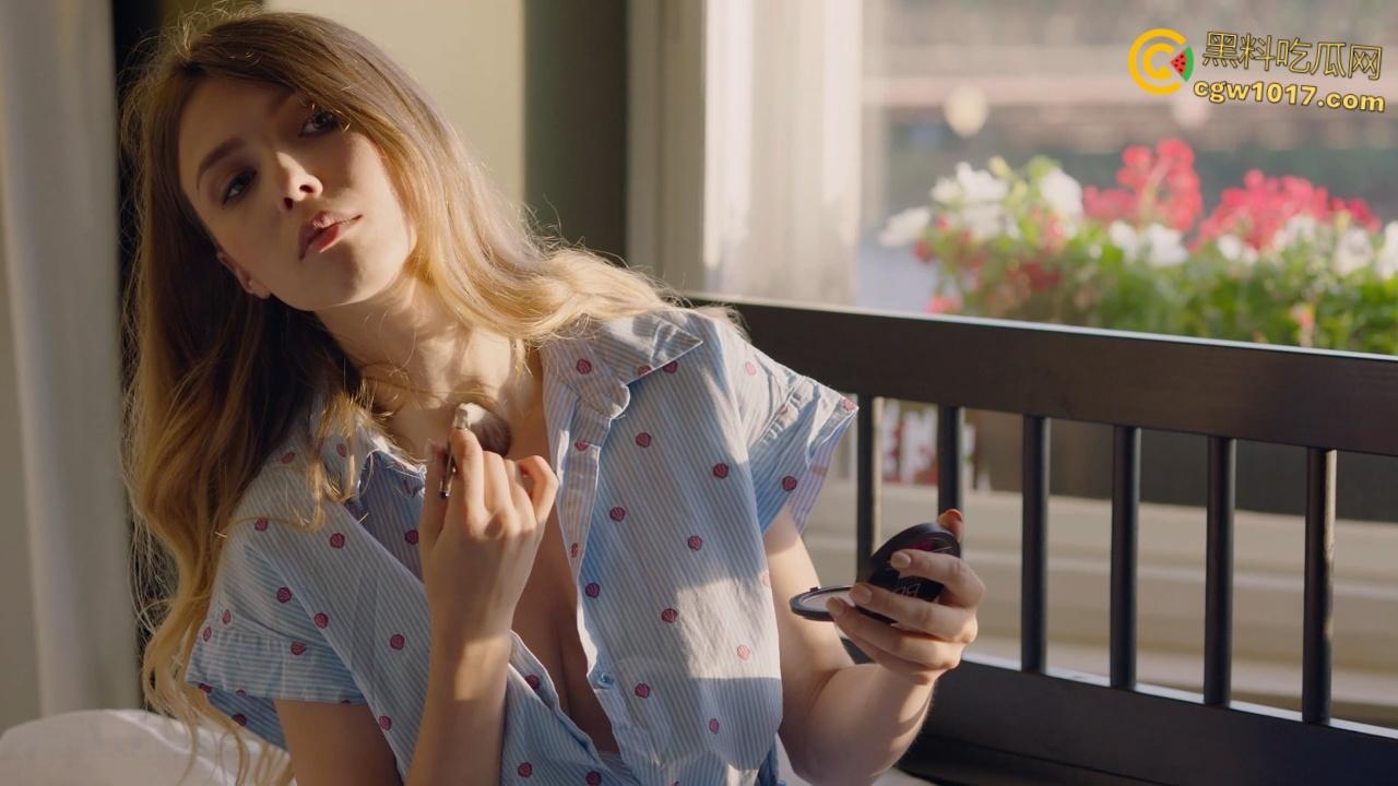 乌克兰女神【Mila Azul】，在柔和的晨光里露胸挑逗，化妆笔自慰唯美十足，优雅与性感的完美结合！  第5张