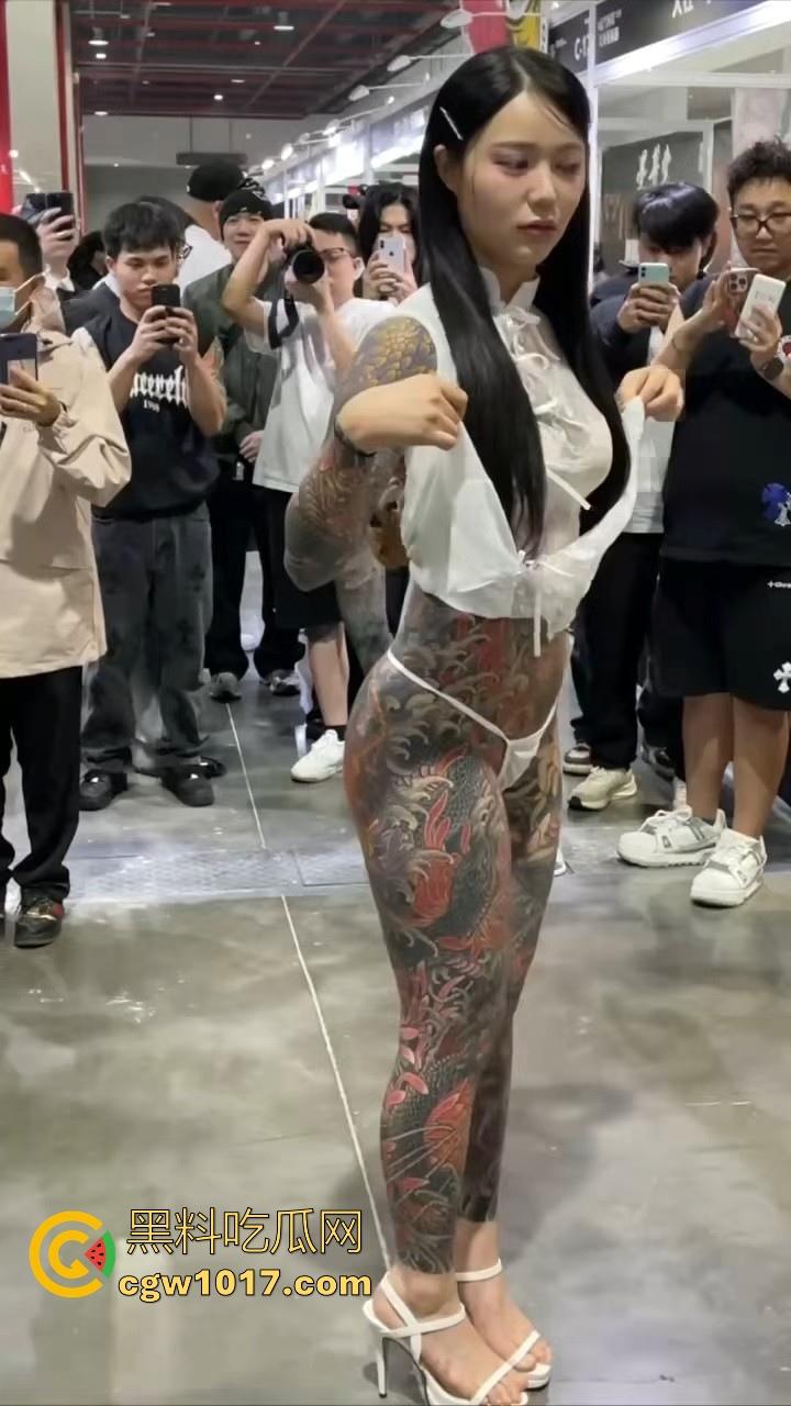 好女孩全覆盖 ？全身纹满阴唇边也是，人体活招牌，看着就有感觉的符文战士，她真的想给我们看全部！  第1张