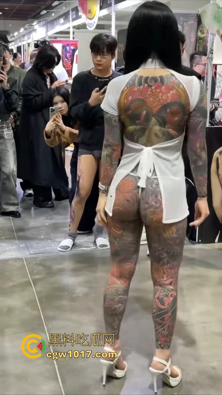 好女孩全覆盖 ？全身纹满阴唇边也是，人体活招牌，看着就有感觉的符文战士，她真的想给我们看全部！  第3张