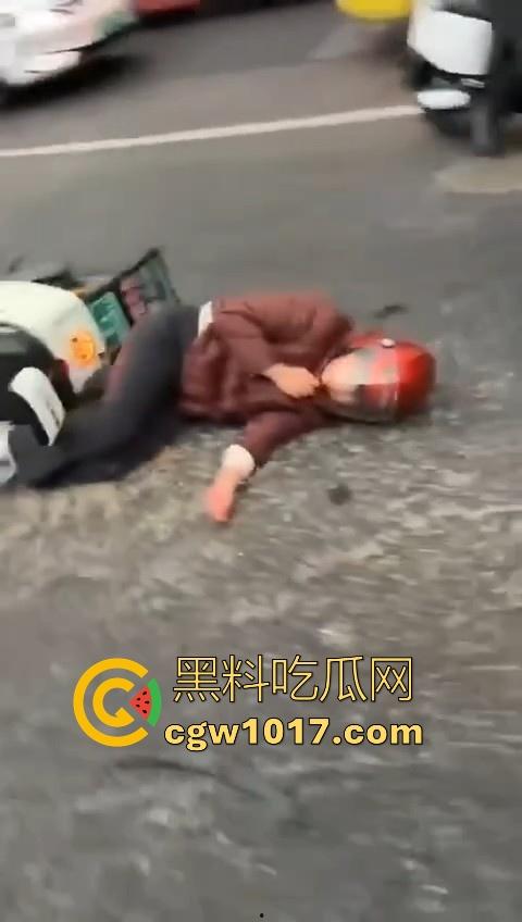 江苏南京中央门立交桥轿车猛冲入人行道，接连撞翻多辆电动自行车，多名行人受伤倒地昏迷，又是报复社会吗？  第1张