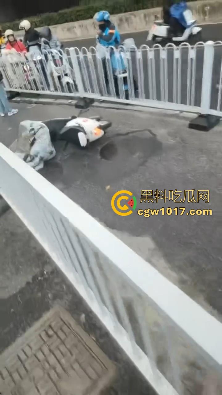 江苏南京中央门立交桥轿车猛冲入人行道，接连撞翻多辆电动自行车，多名行人受伤倒地昏迷，又是报复社会吗？  第5张