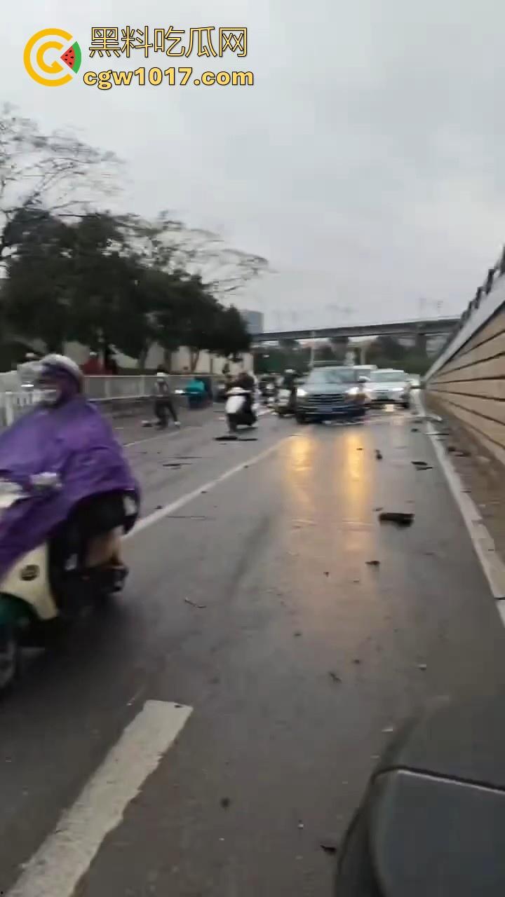 江苏南京中央门立交桥轿车猛冲入人行道，接连撞翻多辆电动自行车，多名行人受伤倒地昏迷，又是报复社会吗？  第7张