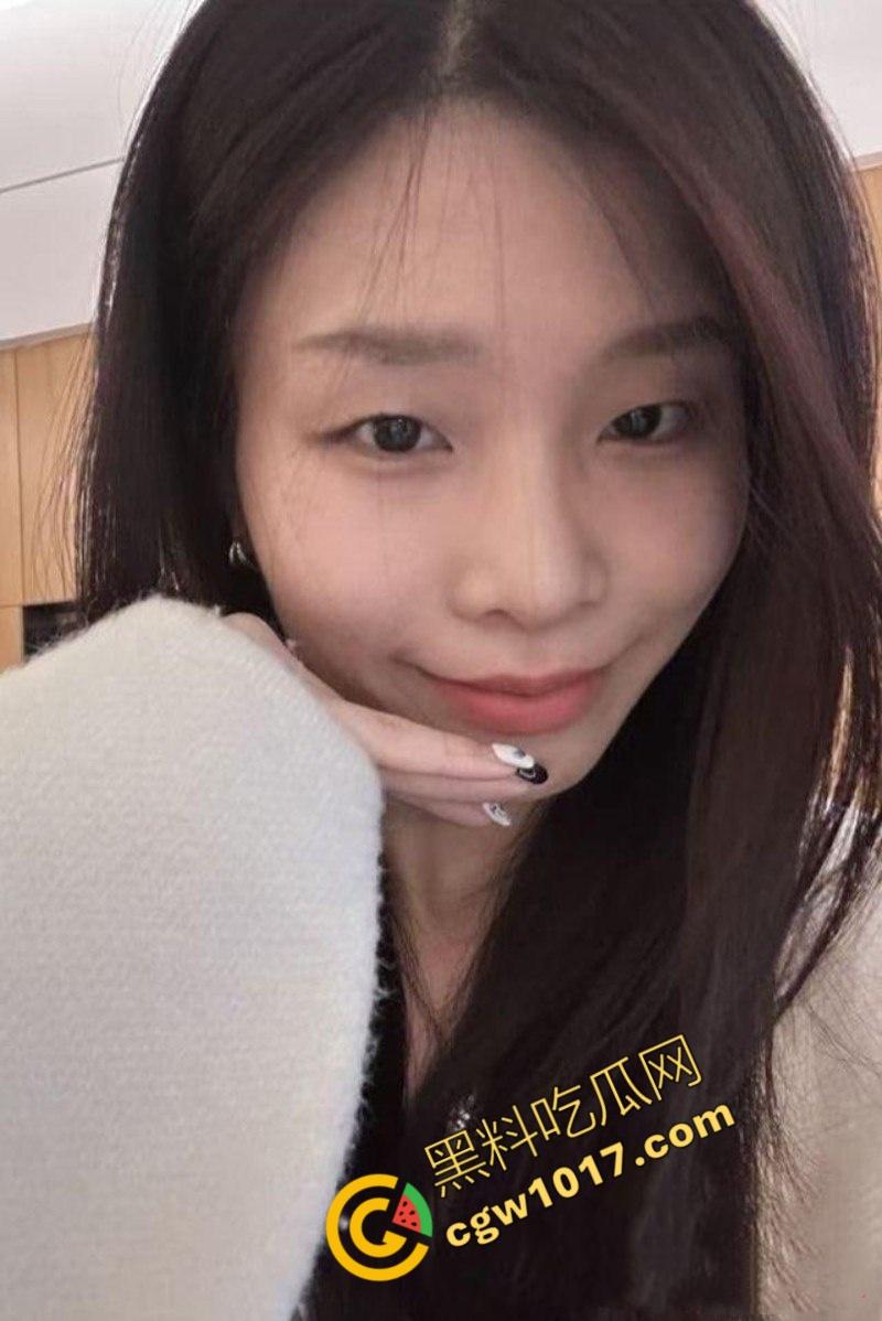 长沙工业学院大二清纯学姐【李芊婉】不雅视频曝光，雪肌黑丝大长腿，高潮迭起翻白眼，校园女神淫荡自慰，大屌猛插满足欲火  第1张