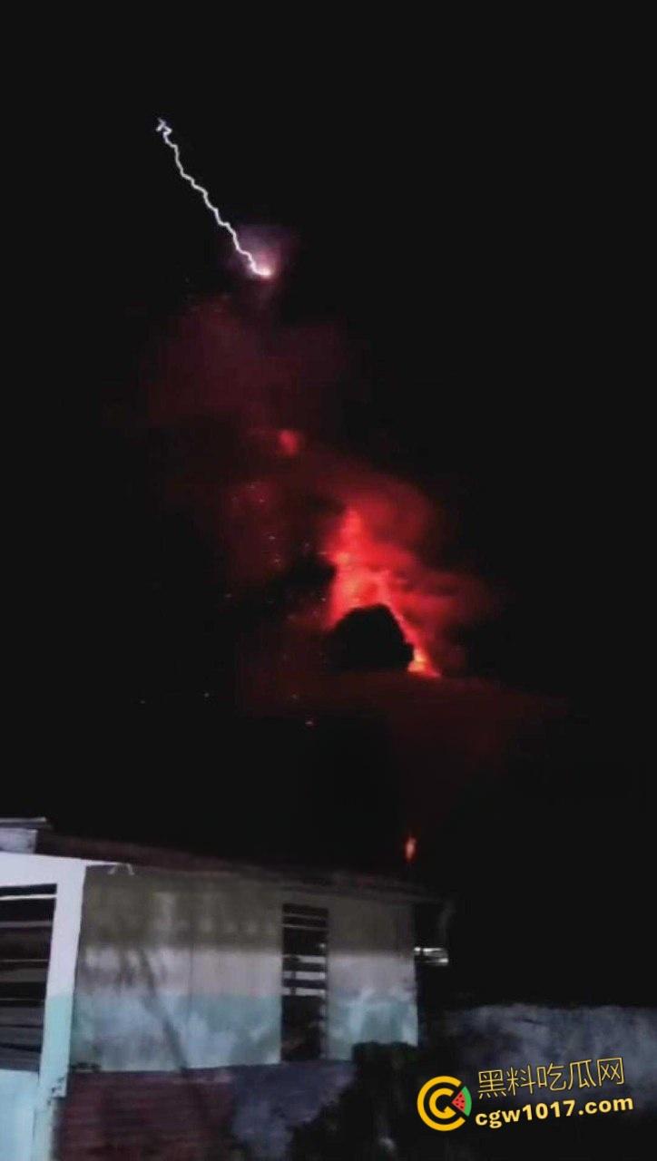 印度北苏拉威西省拉翁火山爆发，天空乌云密布电闪雷鸣，岩浆喷涌浓烟滚滚，警戒级别升至最高 !  第2张