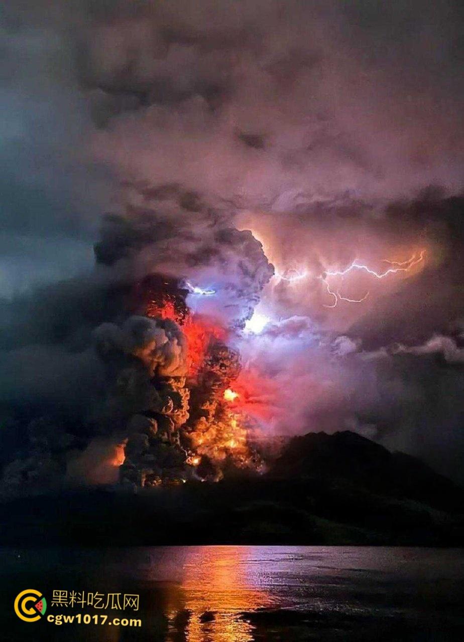 印度北苏拉威西省拉翁火山爆发，天空乌云密布电闪雷鸣，岩浆喷涌浓烟滚滚，警戒级别升至最高 !  第3张