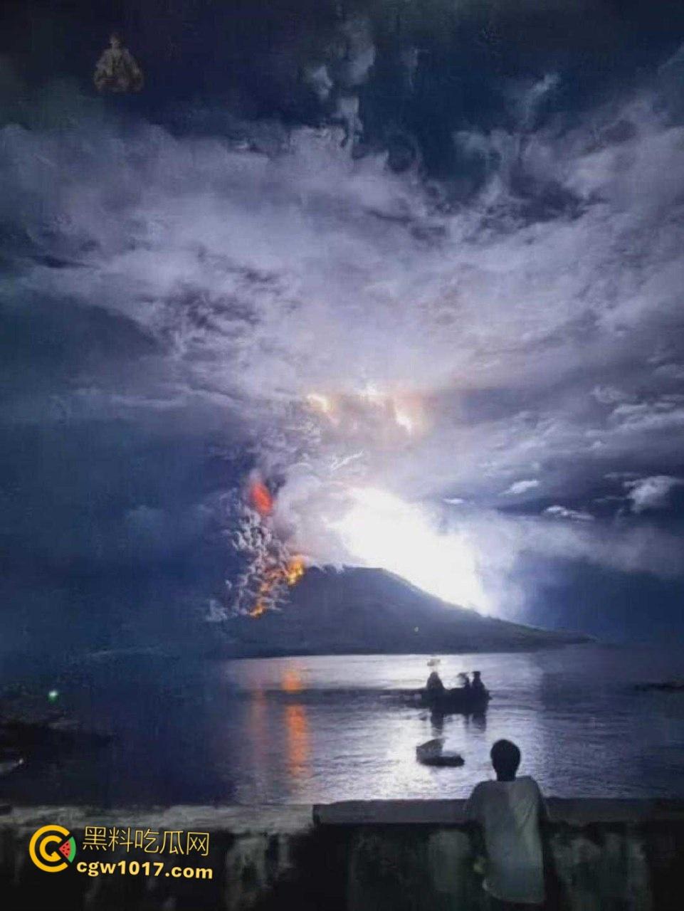 印度北苏拉威西省拉翁火山爆发，天空乌云密布电闪雷鸣，岩浆喷涌浓烟滚滚，警戒级别升至最高 !  第7张