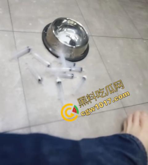 SM窒息欲望的极端游戏！极品身材清纯女学生，在黑暗中尖叫，不明液体与水的夹击，令人毛骨悚然！  第7张