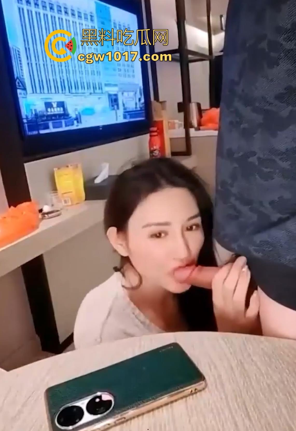 极品小姨子醉酒勾引姐夫！酒店玩真心话大冒险尺度拉满，巨乳半露主动扑倒跪地，边跟姐姐打电话边口交！  第5张