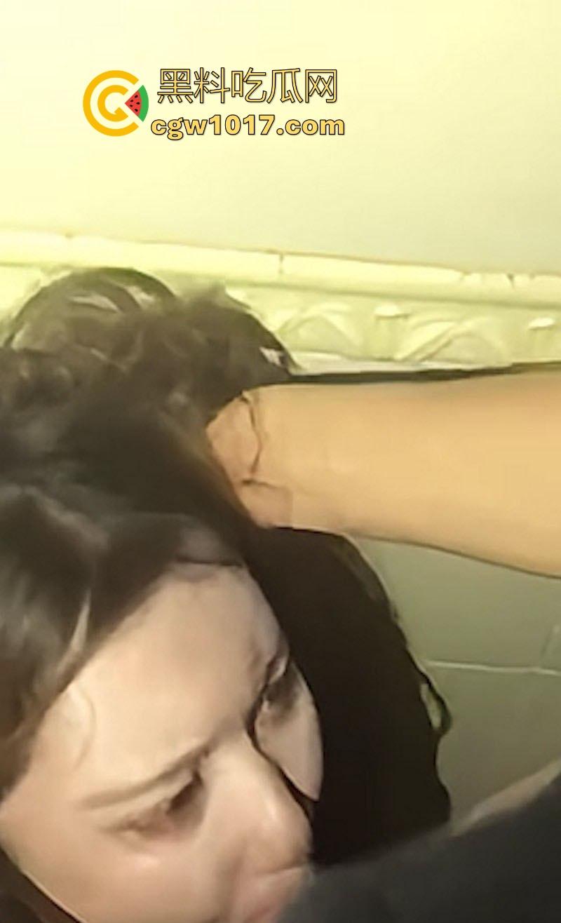 极品女大KTV包房玩多人群交，酒过三巡直接跪地开干！美女被骑跪地卖力口活，年轻人多么的疯狂啊！  第4张