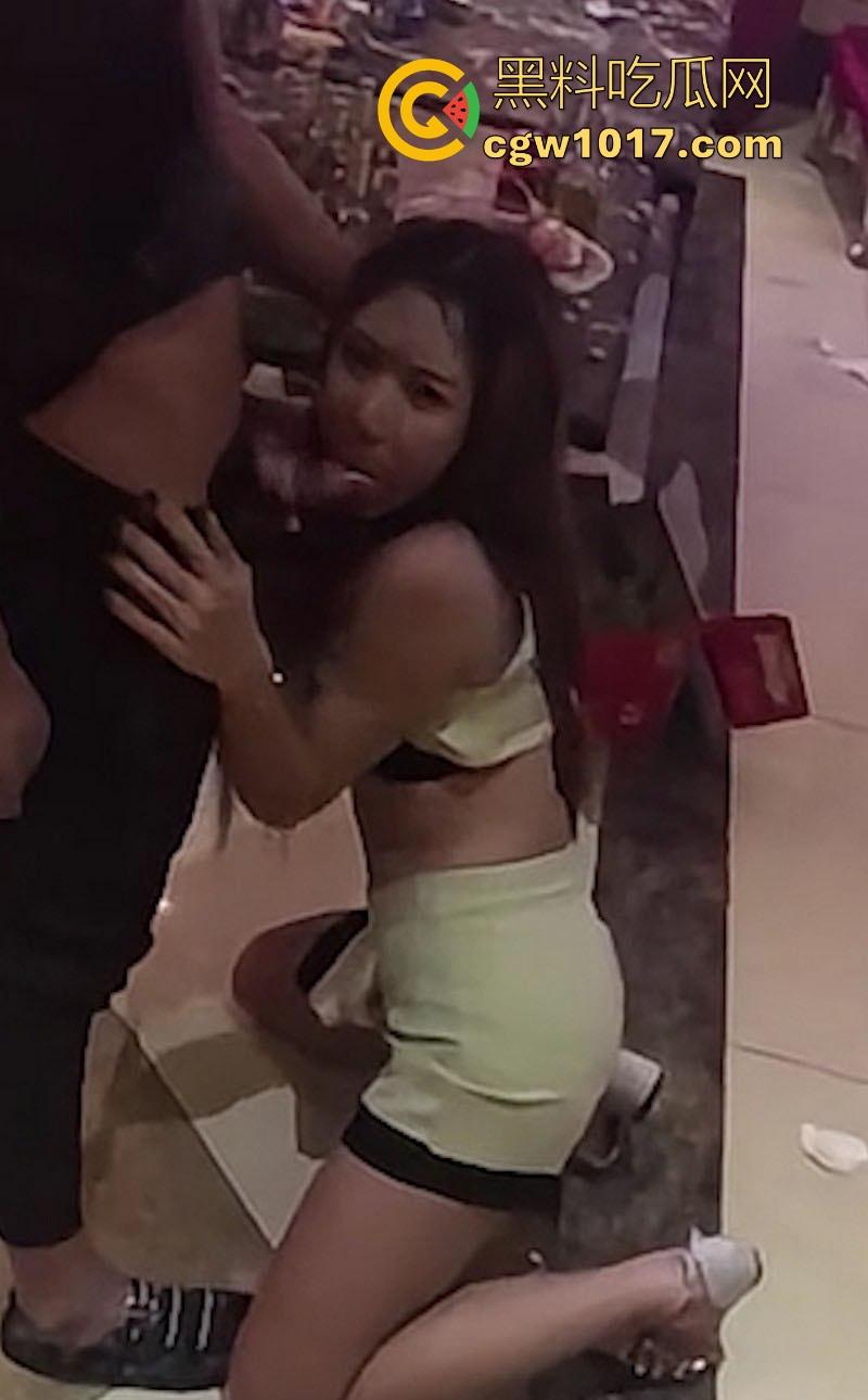 极品女大KTV包房玩多人群交，酒过三巡直接跪地开干！美女被骑跪地卖力口活，年轻人多么的疯狂啊！  第6张