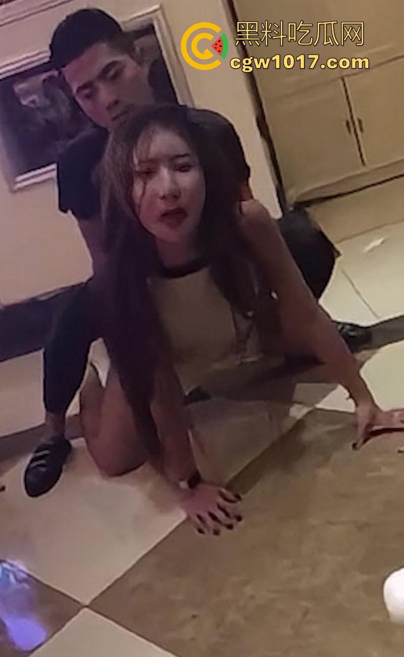 极品女大KTV包房玩多人群交，酒过三巡直接跪地开干！美女被骑跪地卖力口活，年轻人多么的疯狂啊！  第9张