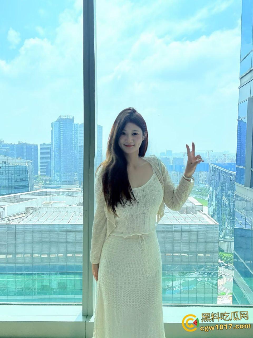 S+甜美高颜值表妹初调教，完美身材样貌太顶了，带上眼罩调教玩弄，舌尖轻舔龟头口交，女上骑乘巨乳乱晃 ！  第1张