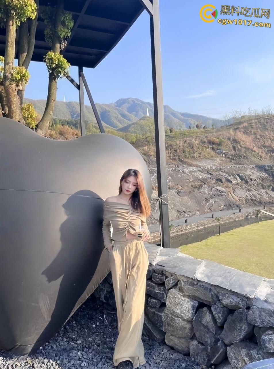 湖南涉外学院【邓妮】，骚浪小母狗露脸挨操，饥渴舔屌犹如欲兽，屌插肉穴蛋震花蒂，反差骚浪堪称极品！  第2张