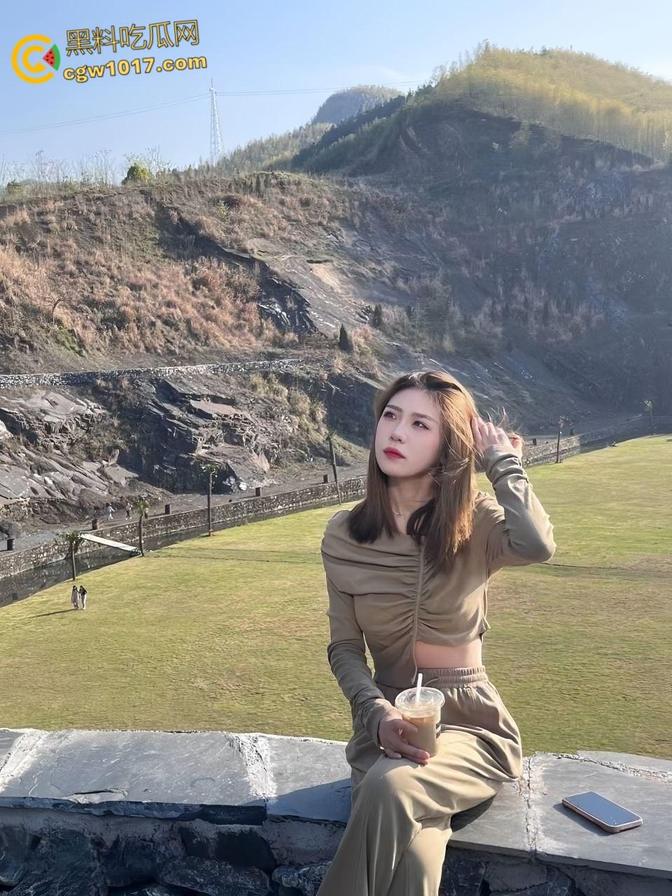 湖南涉外学院【邓妮】，骚浪小母狗露脸挨操，饥渴舔屌犹如欲兽，屌插肉穴蛋震花蒂，反差骚浪堪称极品！  第4张