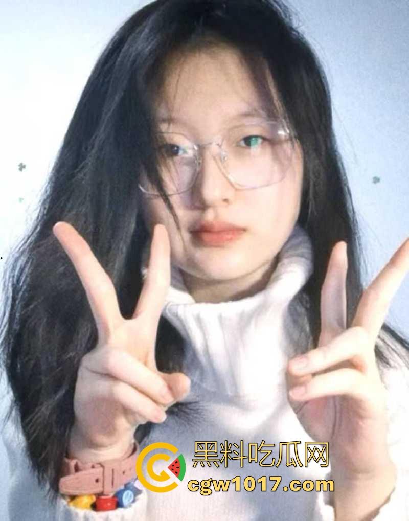 武汉师范学院反差母狗【李慧】每日自慰淫照献主人，哀求主人临幸露脸撅臀挨操，十个眼镜久个骚，还有一个特别骚！  第6张