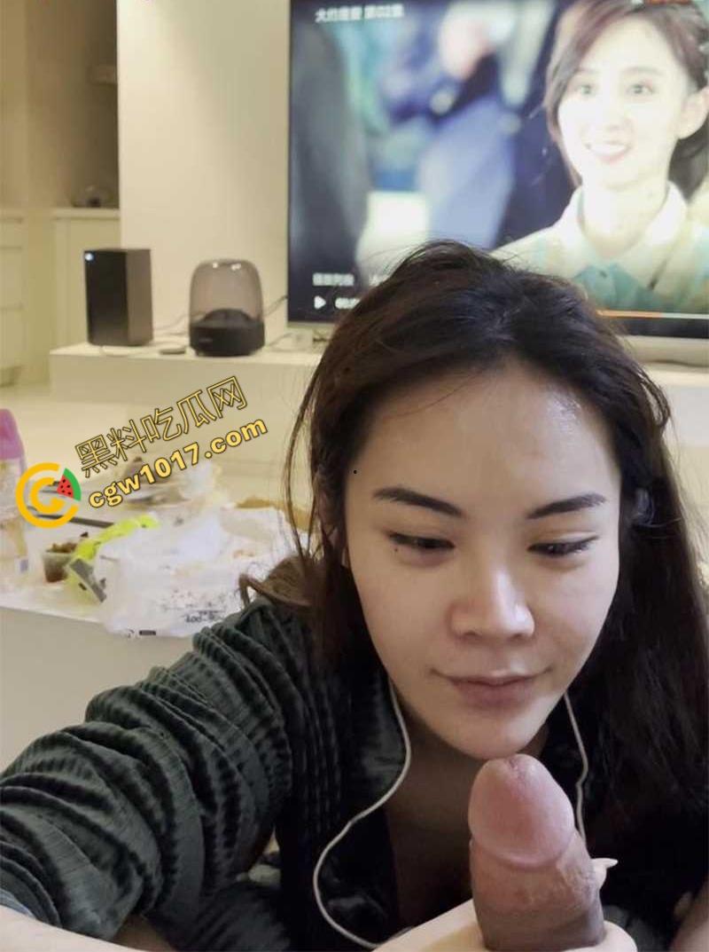 丽江民宿风骚老板娘【孙晓燕】不雅视频曝光，与英俊游客狂野纠缠，露脸舔屌被后入，沦为艳遇之都的名穴热门地！  第1张