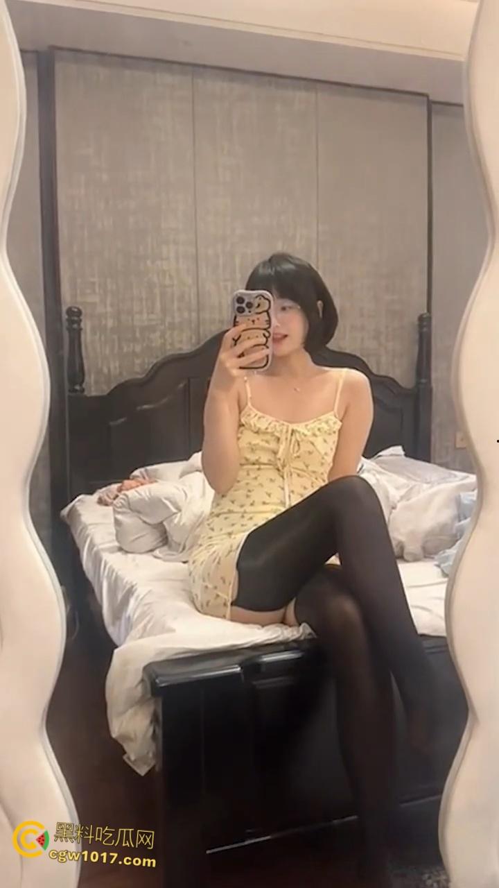 纯欲短发嫩妹【王胜利】，微密圈上演丝袜美腿诱惑，清纯脸庞配上反差动作，简直是人间极品！  第3张