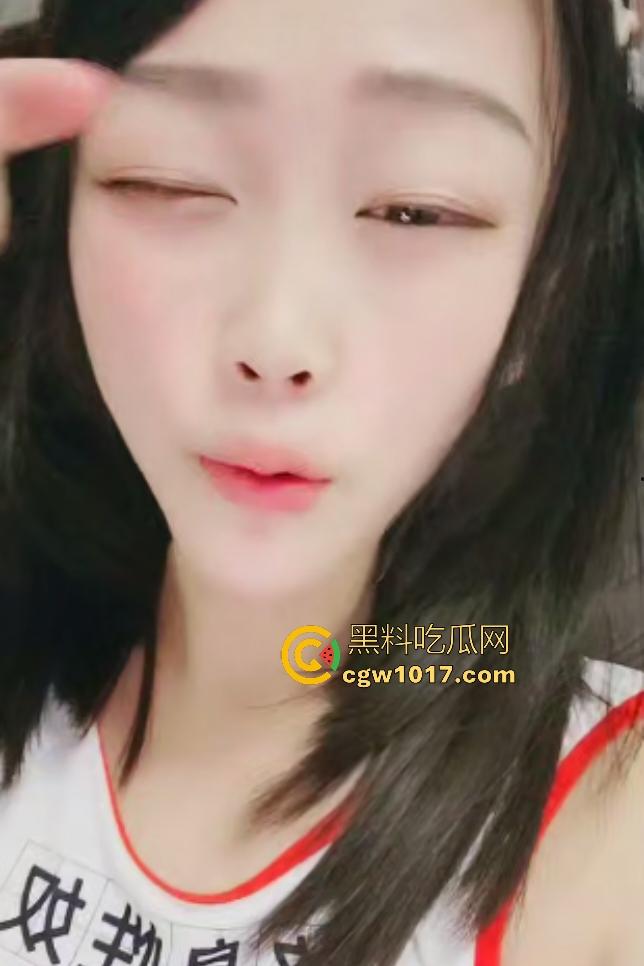 成人反差萝莉【莎莎】玩重口，现场尿尿到瓶子里，用小瓶灌肠还塞橘子水果，这穴和肛都快被玩烂了！  第2张