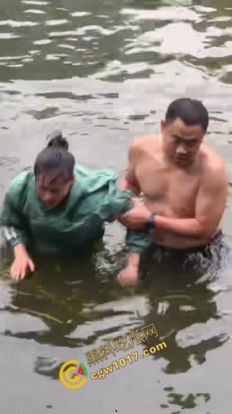 重庆湖边惊魂：绝望女子跳湖，勇敢路人生死救美，惊险拯救，揪心一刻，心跳加速，惊险刺激！  第9张