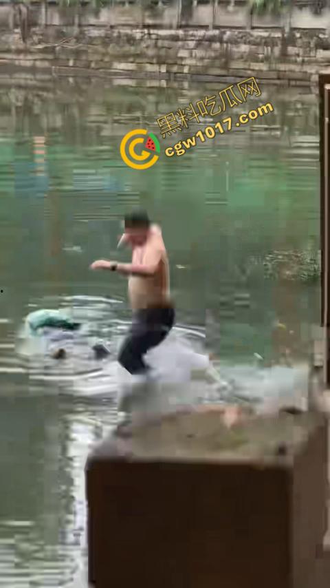 重庆湖边惊魂：绝望女子跳湖，勇敢路人生死救美，惊险拯救，揪心一刻，心跳加速，惊险刺激！  第6张