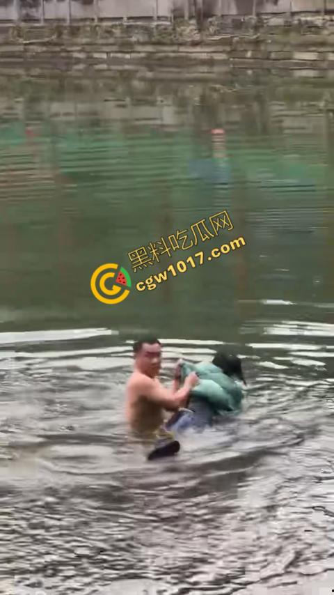 重庆湖边惊魂：绝望女子跳湖，勇敢路人生死救美，惊险拯救，揪心一刻，心跳加速，惊险刺激！  第7张