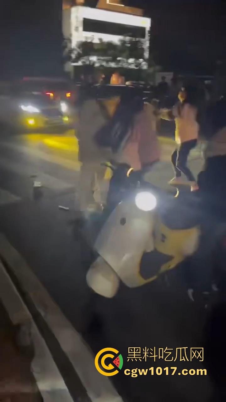 广东潮汕精神小妹街头火拼！多人围殴两人，扯头脚踢肚子跟下体，打得有来有回，好看精神小妹打架观赏性就很足！  第7张