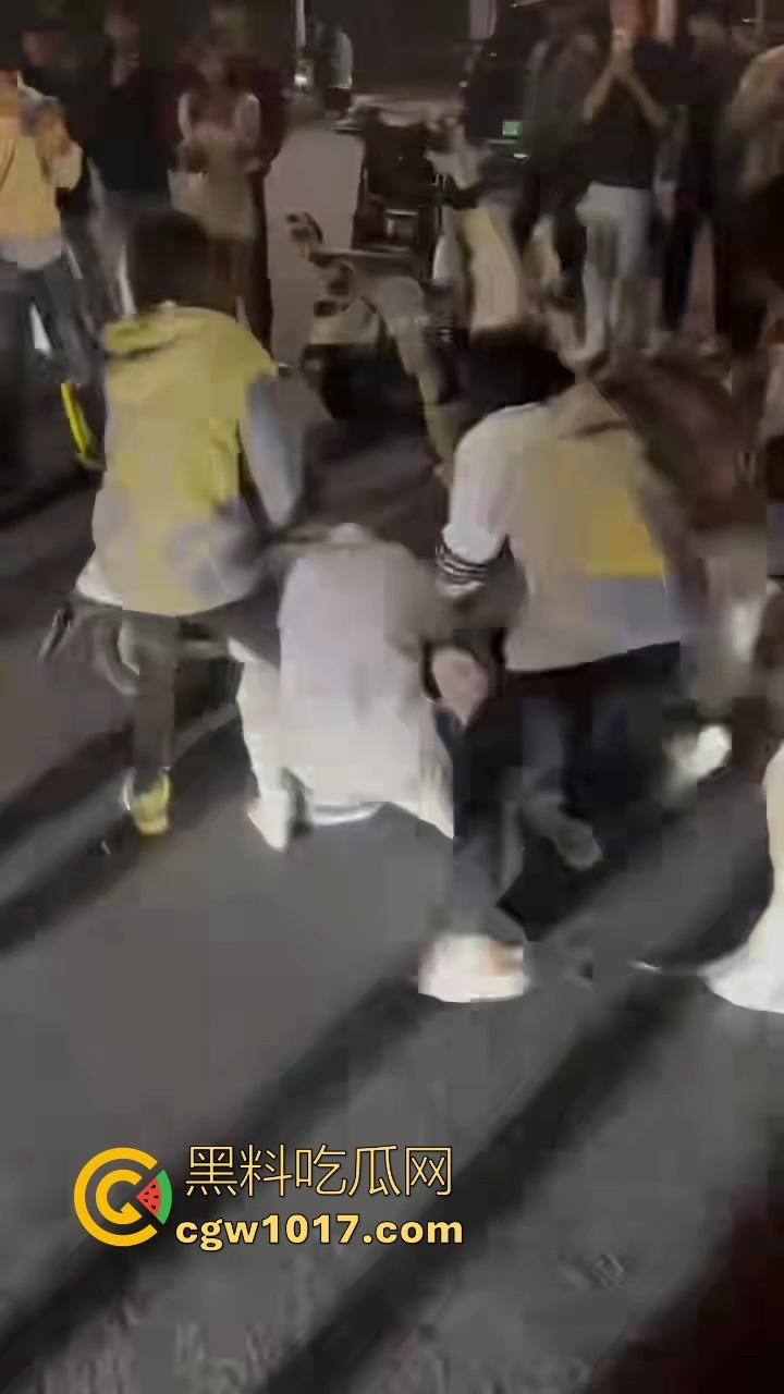 广东潮汕精神小妹街头火拼！多人围殴两人，扯头脚踢肚子跟下体，打得有来有回，好看精神小妹打架观赏性就很足！  第9张