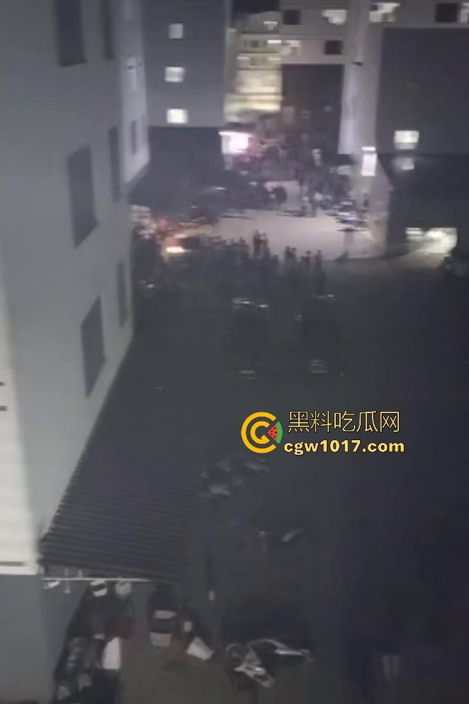 11月13日柬埔寨木牌金星园区大规模猪仔暴动，现场乱成一锅粥还有人开枪，赚不到钱猪仔们都集体起义了？  第1张