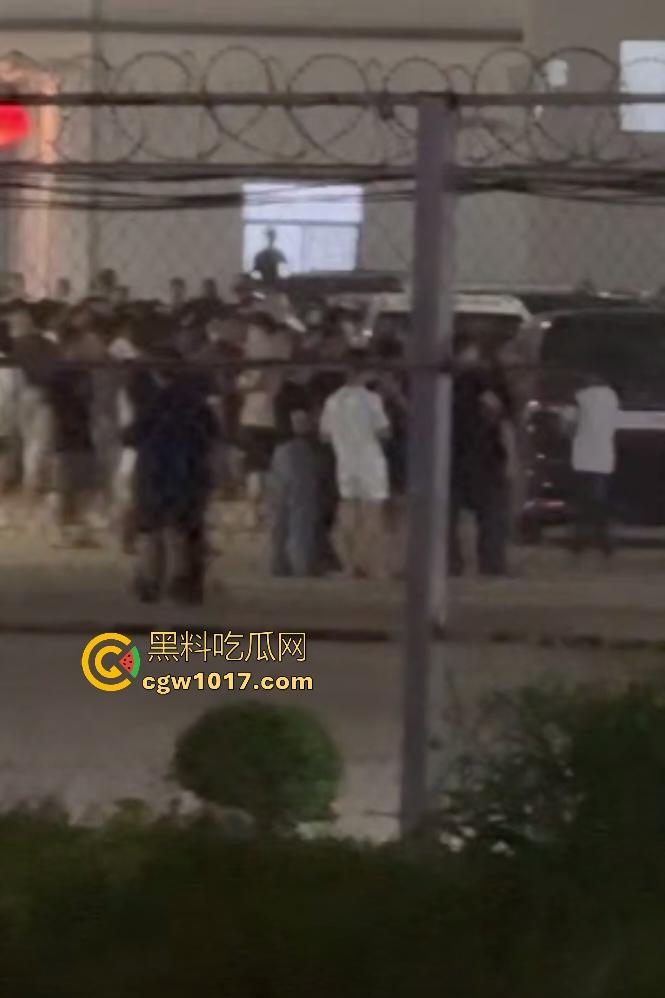 11月13日柬埔寨木牌金星园区大规模猪仔暴动，现场乱成一锅粥还有人开枪，赚不到钱猪仔们都集体起义了？  第2张