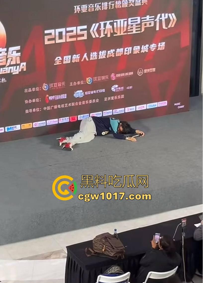 选秀节目再现神人，环亚星声代成都赛区，猛男身穿高跟给你带来【想你的夜】，又是那个挨千刀的把他伤得那么重！  第10张