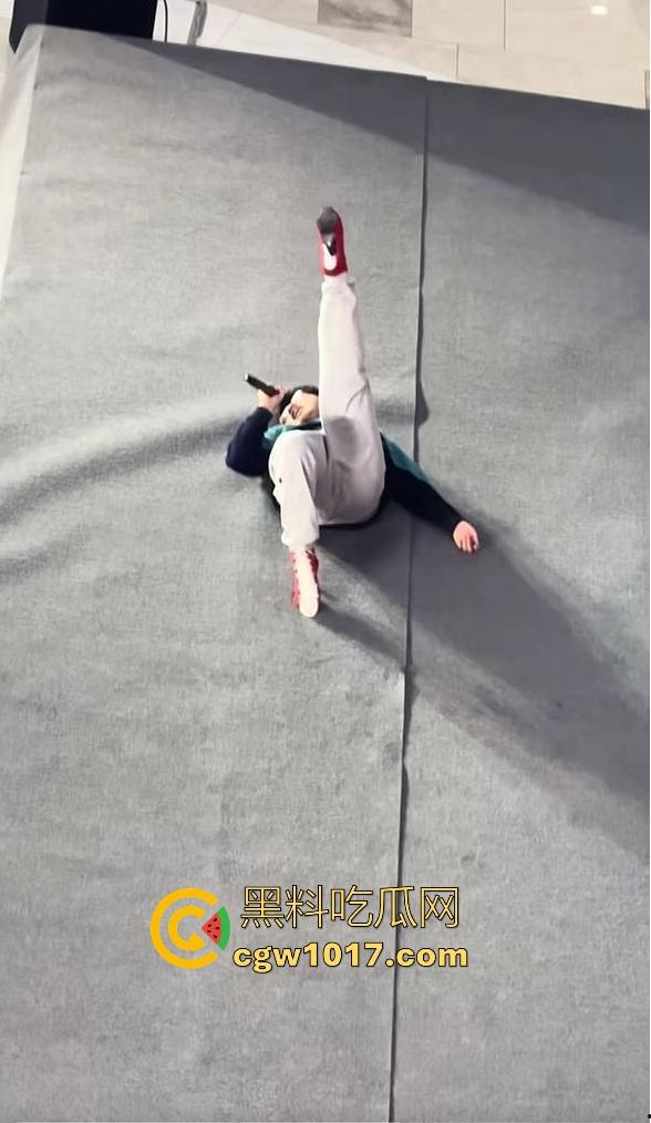 选秀节目再现神人，环亚星声代成都赛区，猛男身穿高跟给你带来【想你的夜】，又是那个挨千刀的把他伤得那么重！  第11张