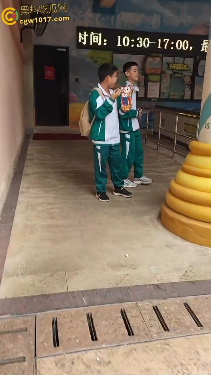 广州长隆野生动物园，长裙美女为狗大闹，不听劝阻当街闹事，怒砸玩具车扔路人，最终被安保人员请出 ！  第1张