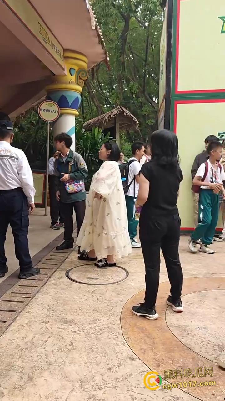 广州长隆野生动物园，长裙美女为狗大闹，不听劝阻当街闹事，怒砸玩具车扔路人，最终被安保人员请出 ！  第3张