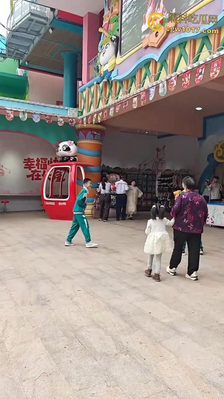 广州长隆野生动物园，长裙美女为狗大闹，不听劝阻当街闹事，怒砸玩具车扔路人，最终被安保人员请出 ！  第5张