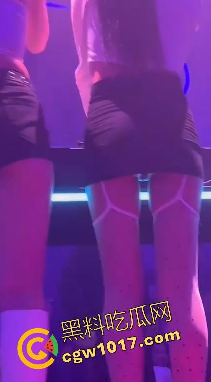 广州夜店女DJ真空打碟！不穿内裤上阵，边打碟边流淫水，收场时还随机挑选忠实听众酒店啪啪，难怪这么酒吧求着她去！  第10张