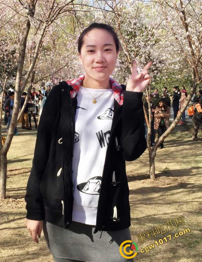 震撼!: 美艳人妻【刘珊】的淫荡云盘大揭秘：奶子弹跳嫩穴淫水直流，裸操同框引群众围观狂欢！  第1张