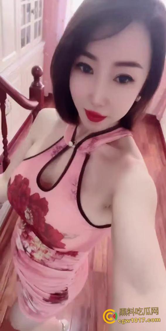 抖音短发少妇【酥酥麻麻】，韵味反差巨乳尤物，与金主一对一风骚揉奶，吊带丝袜抠逼自慰，淫水四溢！  第3张