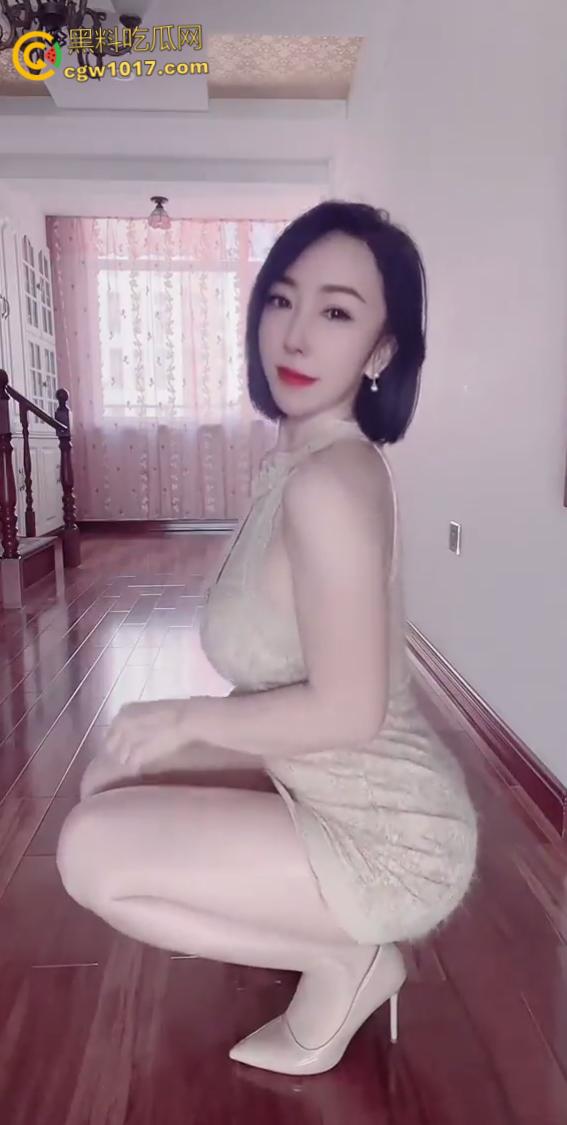 抖音短发少妇【酥酥麻麻】，韵味反差巨乳尤物，与金主一对一风骚揉奶，吊带丝袜抠逼自慰，淫水四溢！  第4张