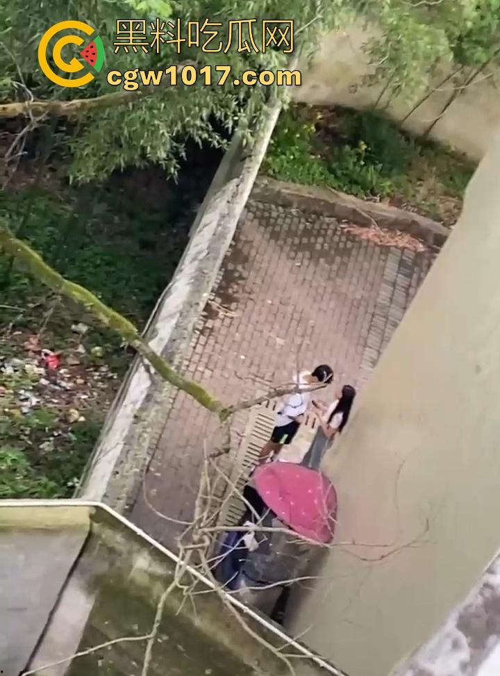 湖南师范大学宿舍角落小情侣偷情，我扣你的逼 你撸我的鸡，激情四射啊！熟悉的角落，熟悉的人，熟悉的动作！  第4张