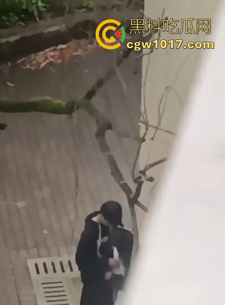 湖南师范大学宿舍角落小情侣偷情，我扣你的逼 你撸我的鸡，激情四射啊！熟悉的角落，熟悉的人，熟悉的动作！  第7张