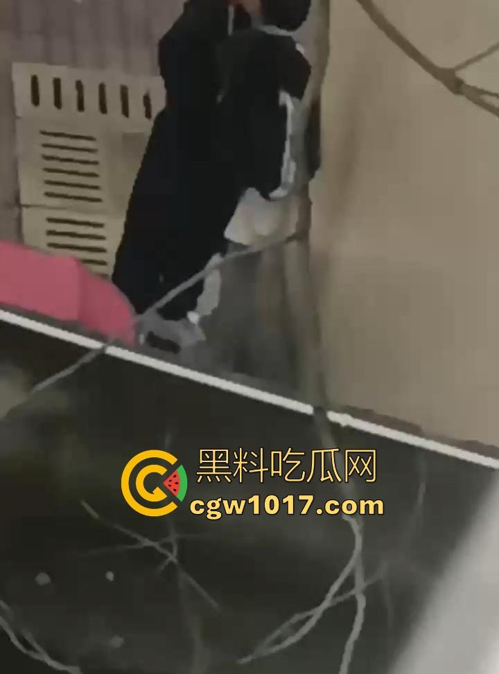 湖南师范大学宿舍角落小情侣偷情，我扣你的逼 你撸我的鸡，激情四射啊！熟悉的角落，熟悉的人，熟悉的动作！  第9张